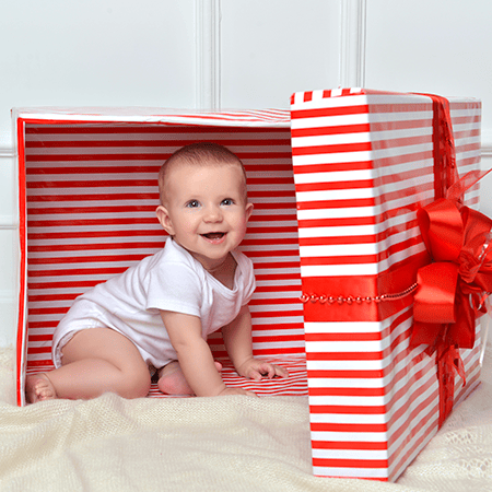 Ghidul complet în alegerea cadourilor vestimentare pentru bebeluși – 8 pași pe care să îi urmezi